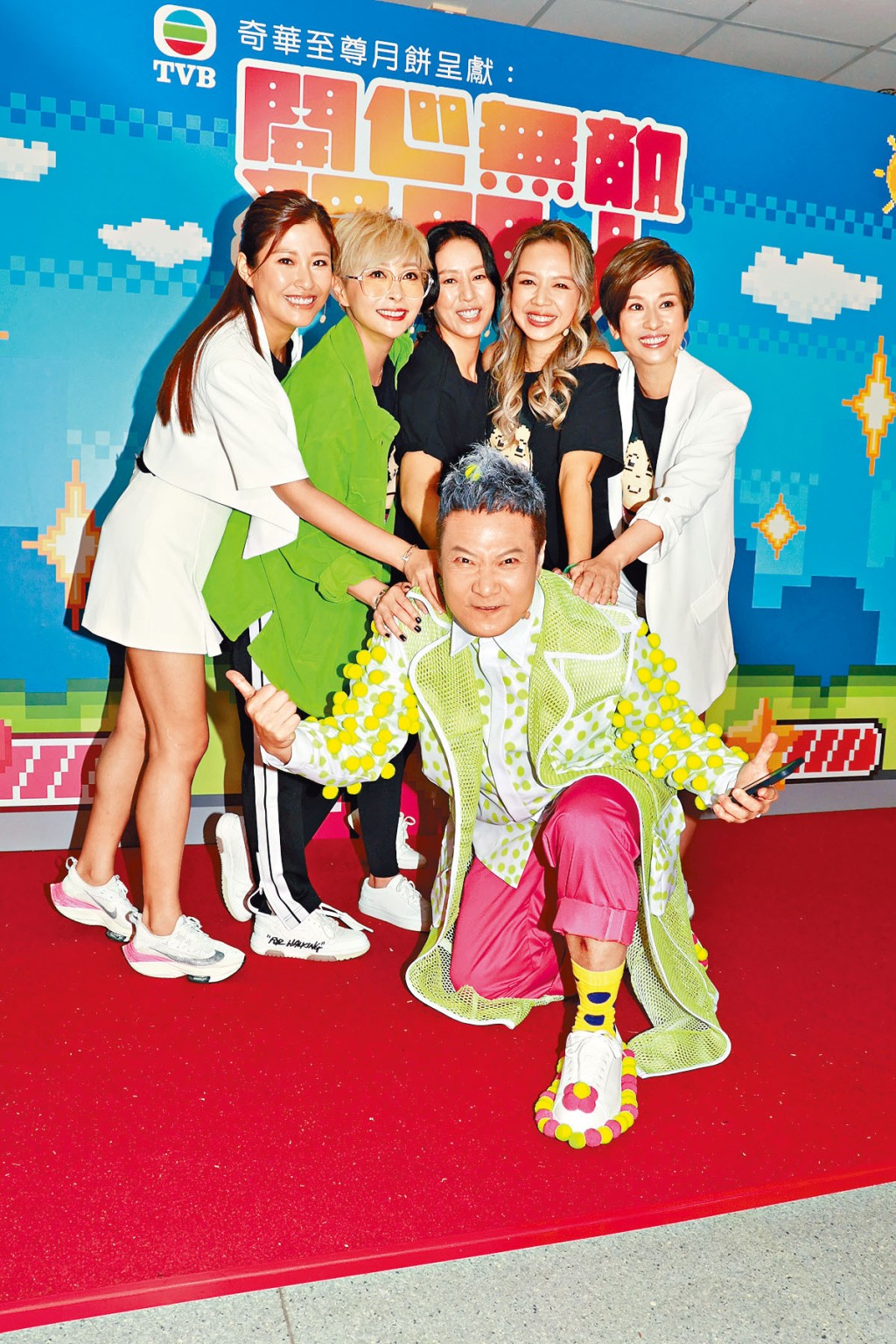 錢嘉樂擔大旗主持《獎門人》，獲「七魔女」支持搞氣氛。