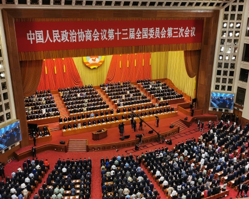 委员默哀。张言天摄