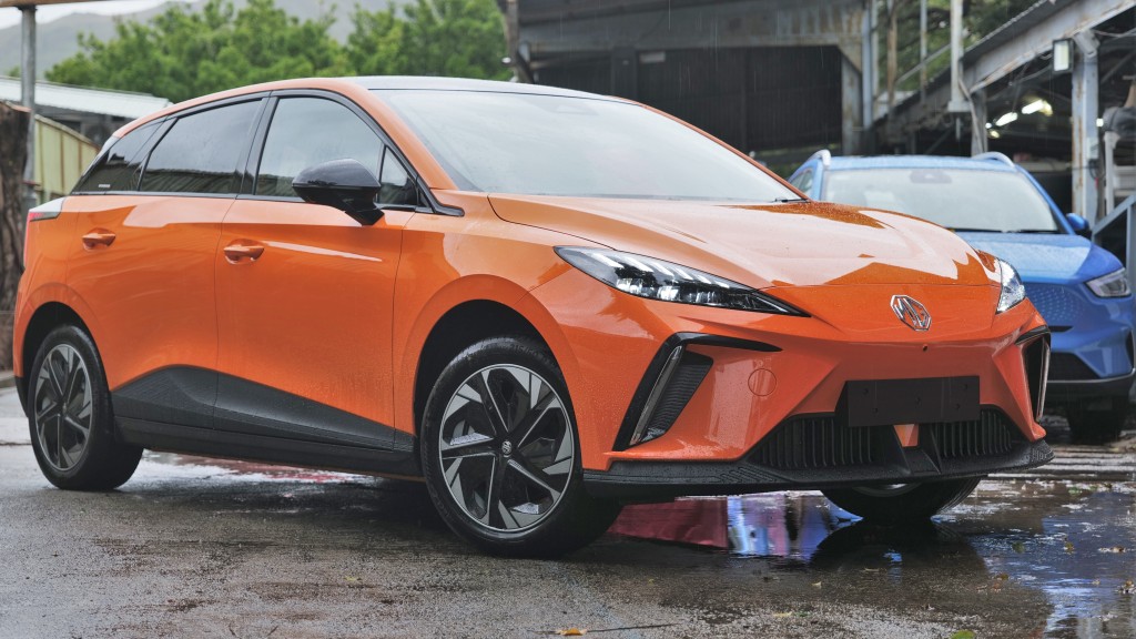 ●首先來港的MG4跟英國最頂級Trophy版相同，配用64kWh鋰電。