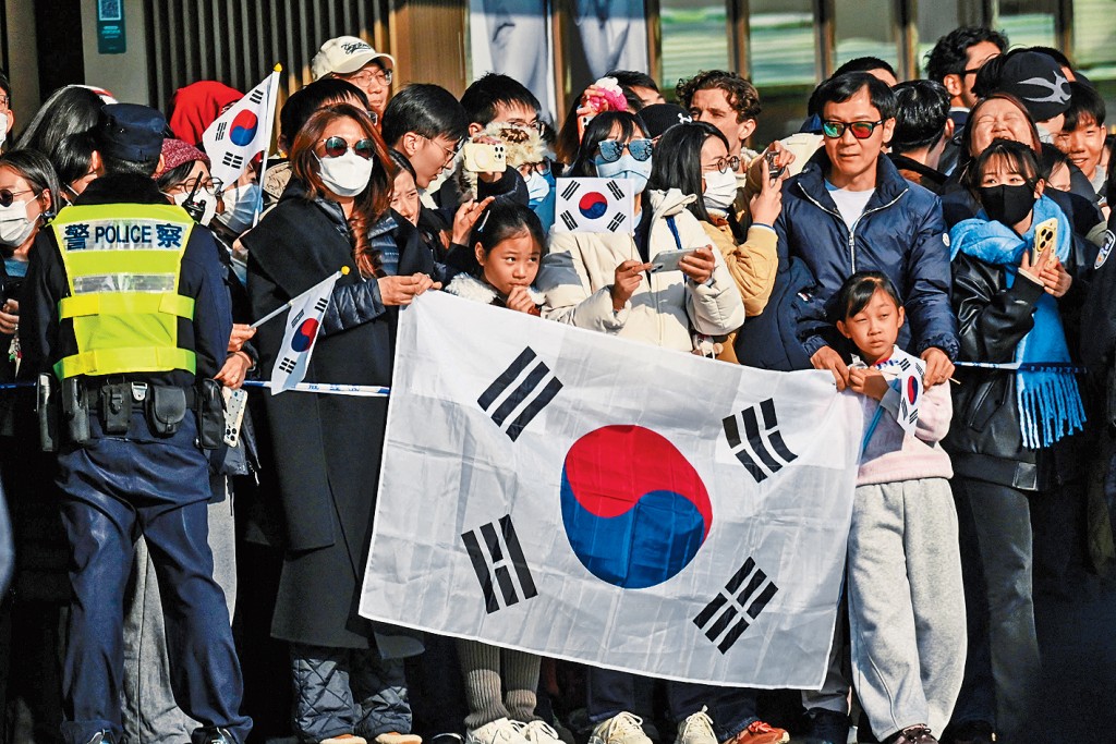 李在明訪問大韓民國臨時政府舊址，民眾在街頭拉起韓國國旗。