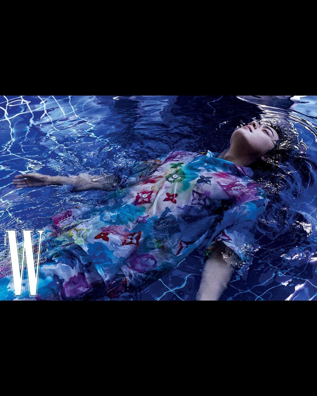 夏天好想玩水呀。（來源：W KOREA）