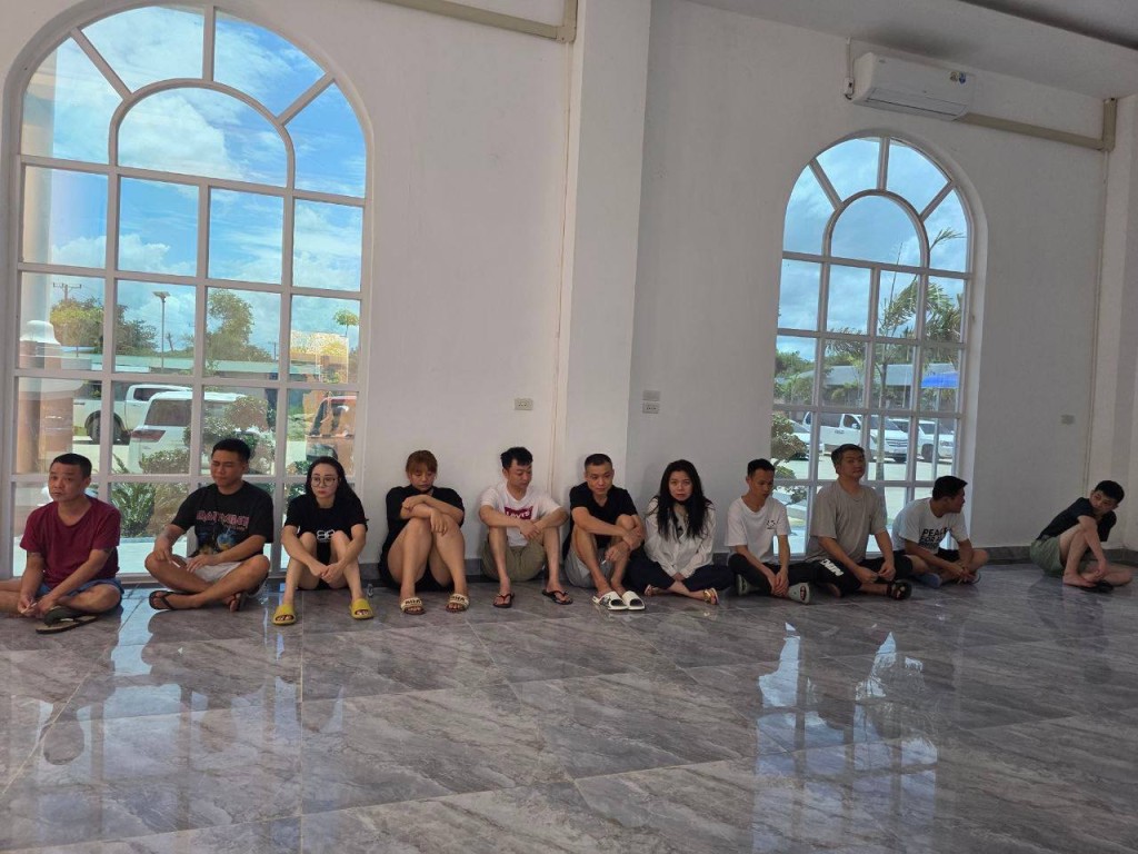 柬埔寨執法人員搗毀一處偽裝成中國公安設局詐騙的窩點。柬中時報 柬埔寨執法人員搗毀一處偽裝成中國公安設局詐騙的窩點。柬中時報