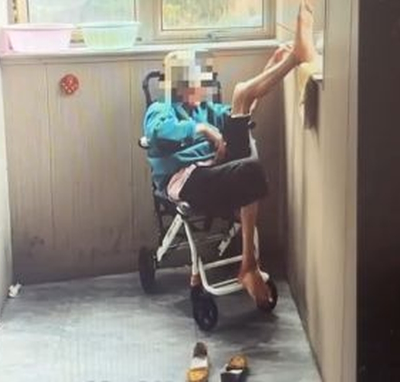 上海九旬老太被女儿拒之门外，在走廊睡了近1年，吃喝拉撒全在那。 上观新闻