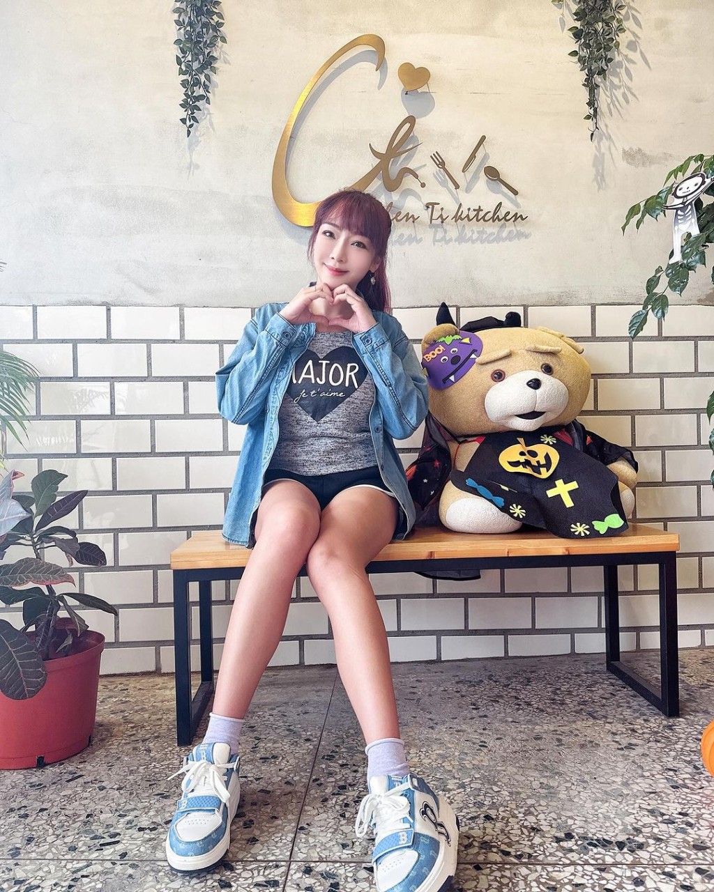 李宓近年不時都會在IG上分享火辣性感相大派粉絲福利,加上坦承自己20年整容史的大方性格,深受網民喜愛。 李宓近年不時都會在IG上分享火辣性感相大派粉絲福利,加上坦承自己20年整容史的大方性格,深受網民喜愛。