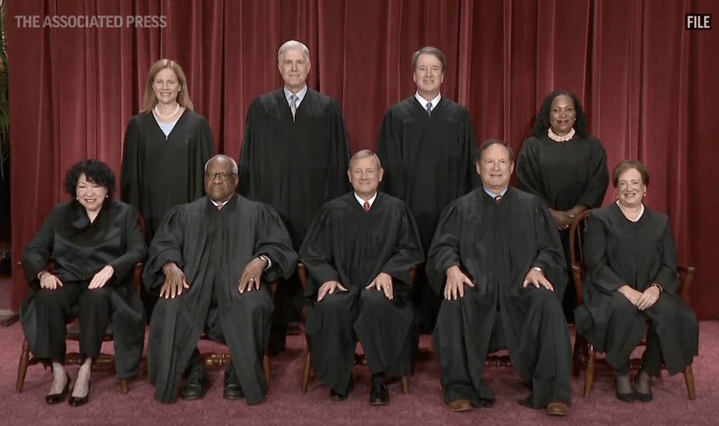 美最高法院中的九名法官，其中三人由特朗普執政時委任。美聯社