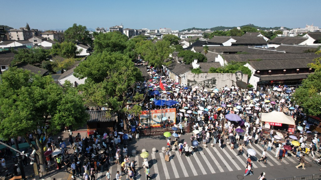 國慶假期前半程全社會跨區域人員流動量再創歷史新高。中新社