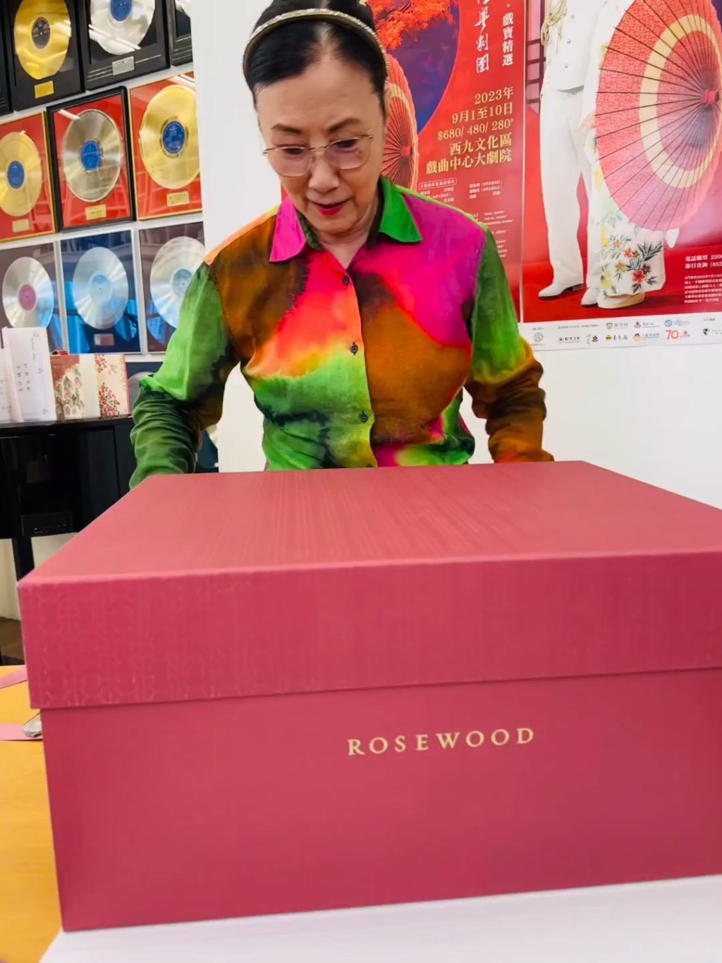 汪明荃昨日分享收到楊千嬅與丁子高送贈的中秋禮盒，是五星級酒店出品。