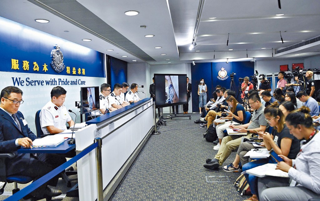 鄧炳強認為，規管假新聞是防範有人以媒體名義，發布危害香港和國家安全的訊息。