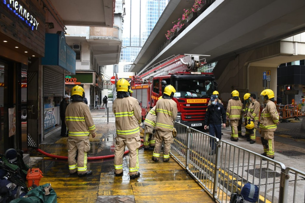 消防到场救熄。