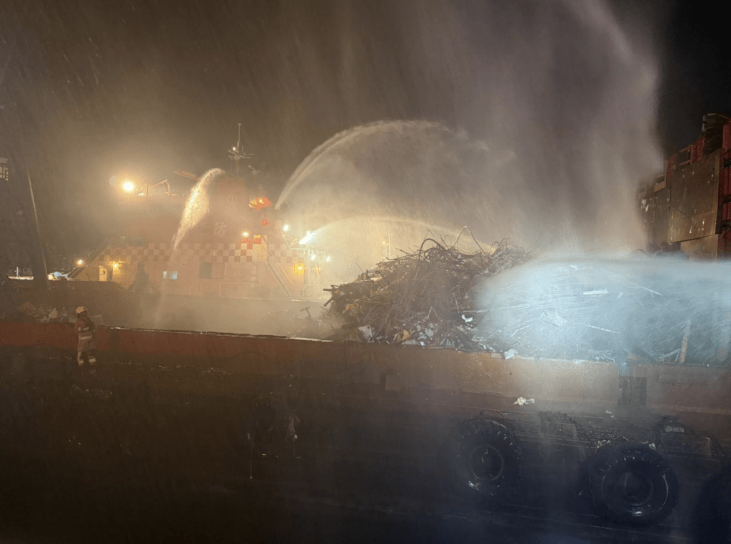 現場消防滅火輪即時開喉，陸上消防泵車亦啟動攻喉筆向船隻噴水。蔡楚輝攝