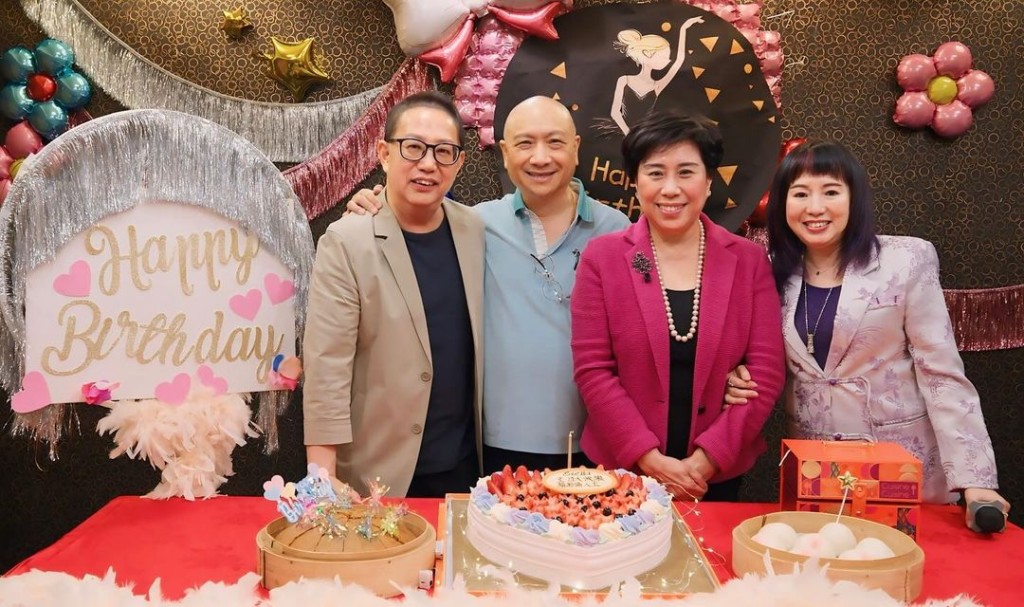 梅小青身穿淺紫色西裝外套，並以深紫色上衣襯印有波西米亞風格圖案的寶藍色短褲。