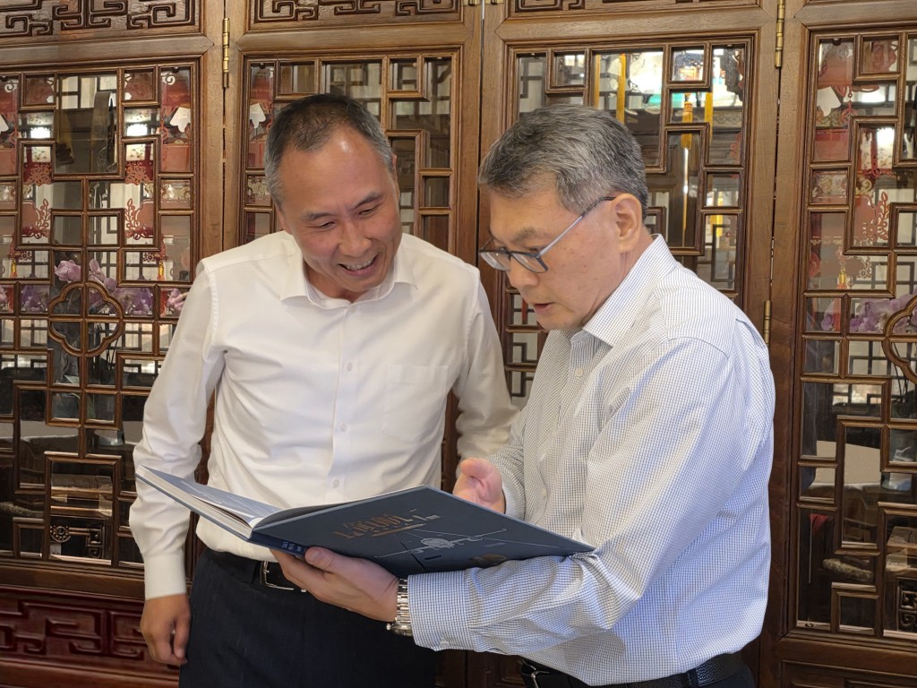 廖志勇(右)向苗旋(左)介紹民航處八十周年紀念特刊《領航.續創新天》中的珍貴圖片,以及香港民航業發展歷程。 廖志勇(右)向苗旋(左)介紹民航處八十周年紀念特刊《領航.續創新天》中的珍貴圖片,以及香港民航業發展歷程。