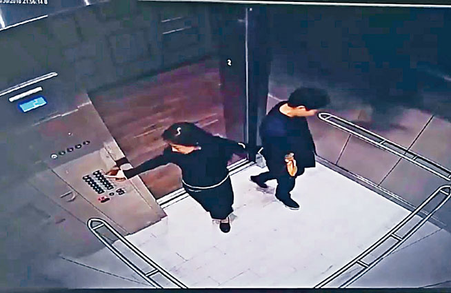■視頻顯示,劉強東被女事主挽着帶進電梯。