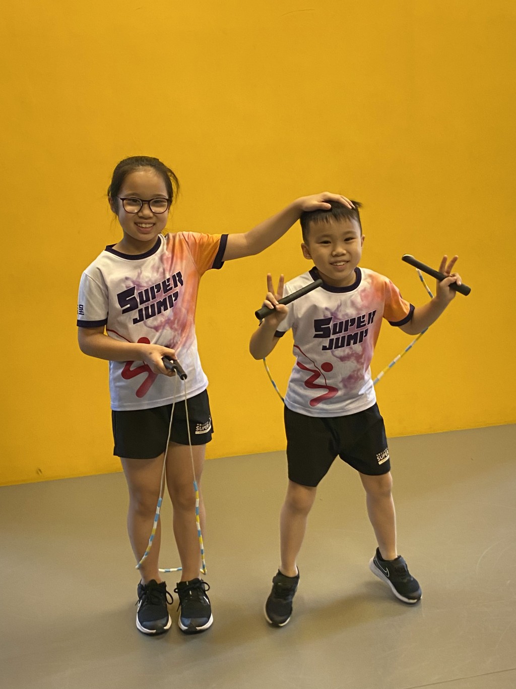 今年十一歲的諾呈（左）和八歲的諾同（右）分別學習了花式跳繩五年及四年，兩姐弟感情十分不俗。