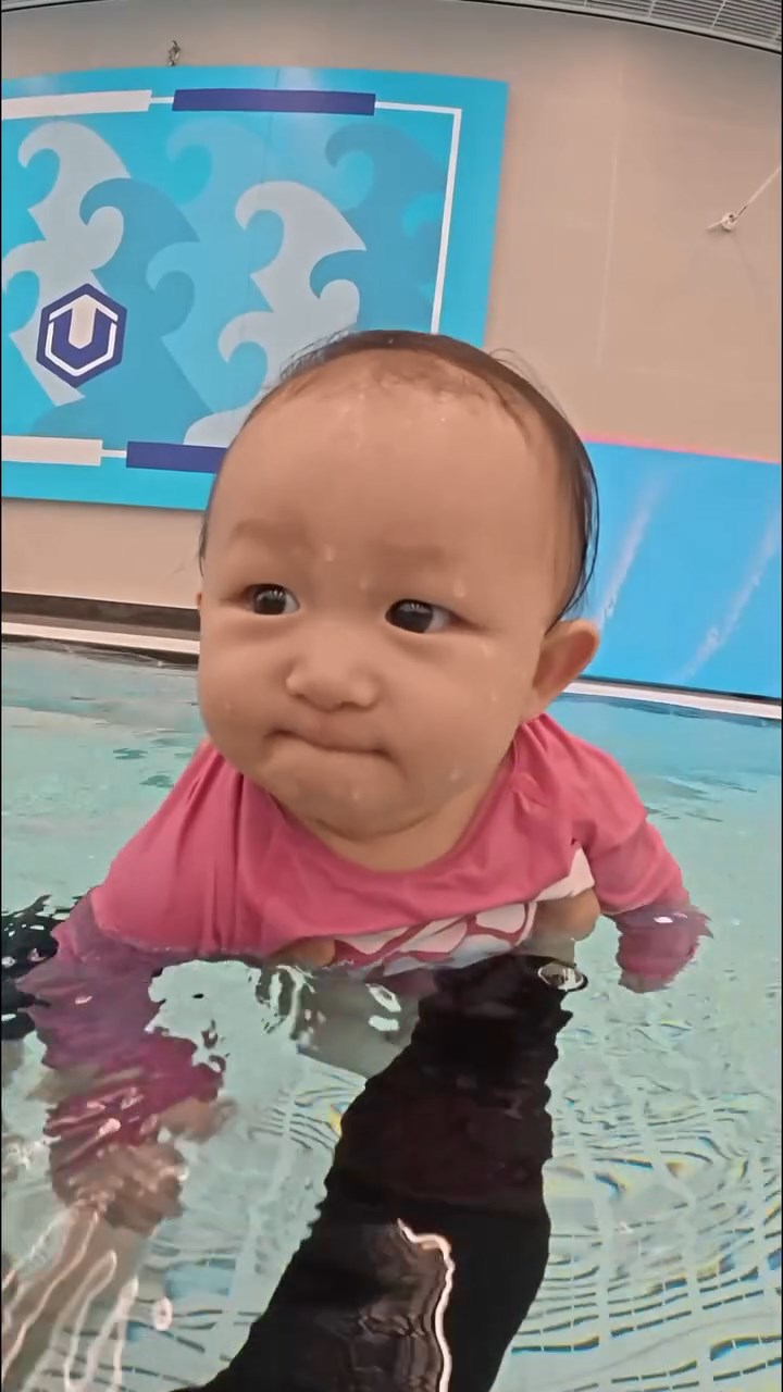 Isla表情好緊張。 Isla表情好緊張。