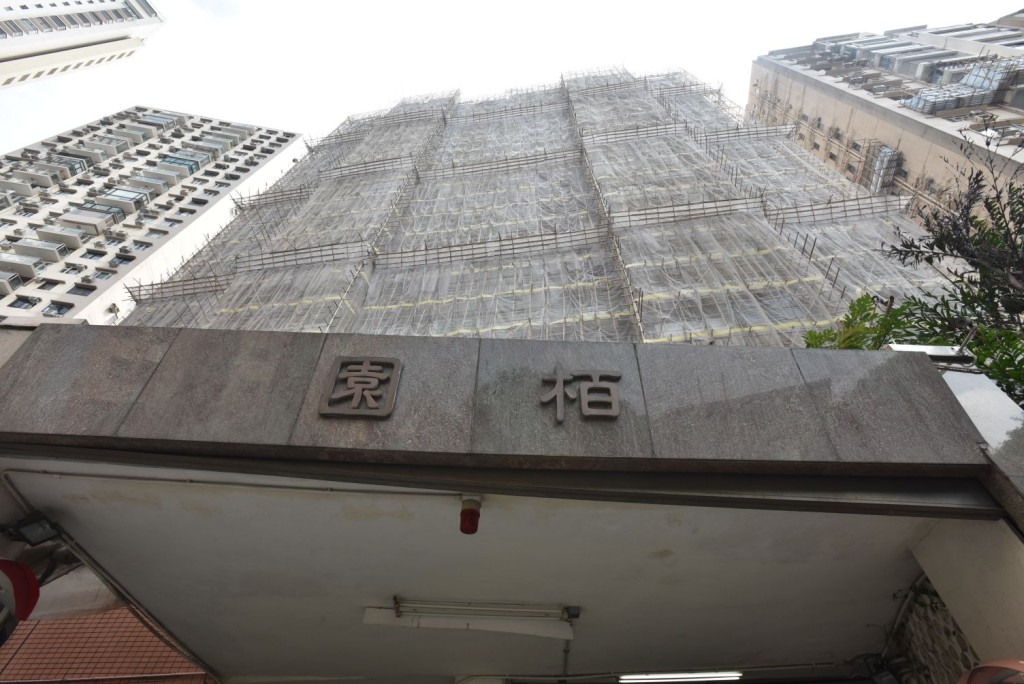 警員初步調查後相信,賊人從外牆棚架潛入單位。楊偉亨攝