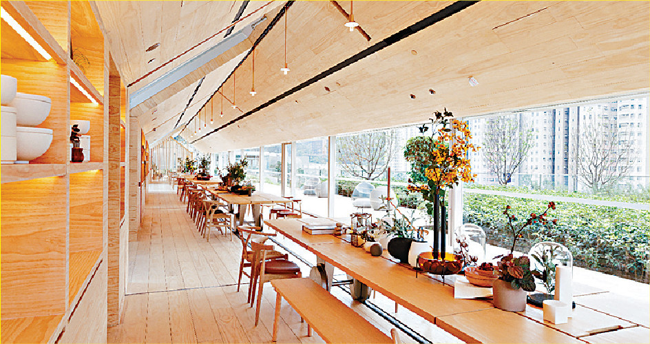 ■宴會空間Farm House放置一張30米長的餐桌，架設於原是大圍站的路軌之上。