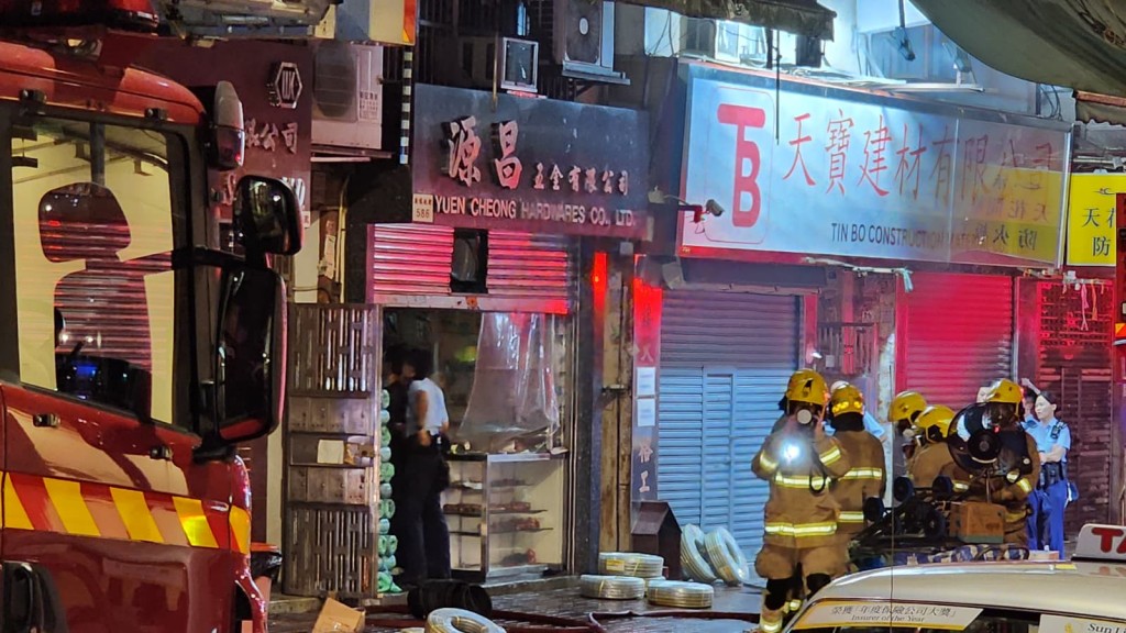 消防到場破門入舖內，迅速將火救熄。黎志偉攝
