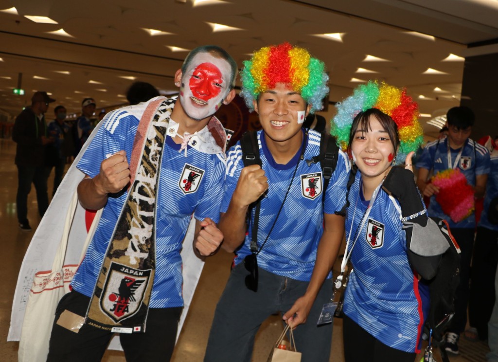 日本球迷悉心打扮入場支持愛隊。王嘉豪攝