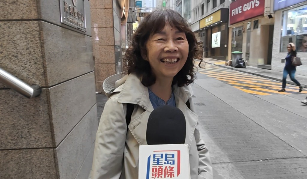 有市民專程到中環士丹利街投注站買六合彩,希望碰碰運氣。黃文威攝 有市民專程到中環士丹利街投注站買六合彩,希望碰碰運氣。黃文威攝