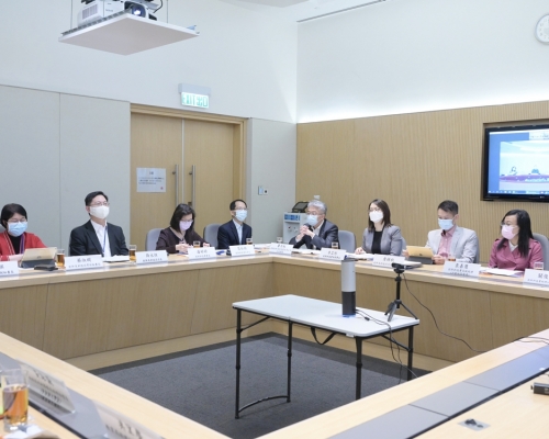 薛永恒（左二）透過視像會議方式主持會議。