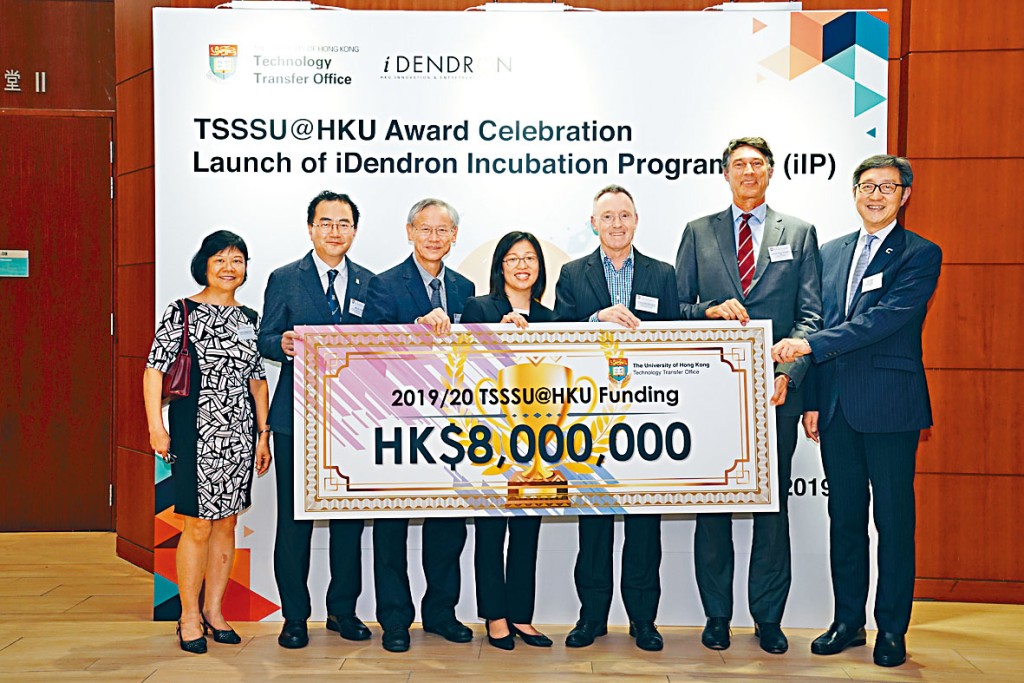 技術轉移處處長金信哲(左二)表示,過去五年共有四十八家初創公司獲TSSSU@HKU資助。
