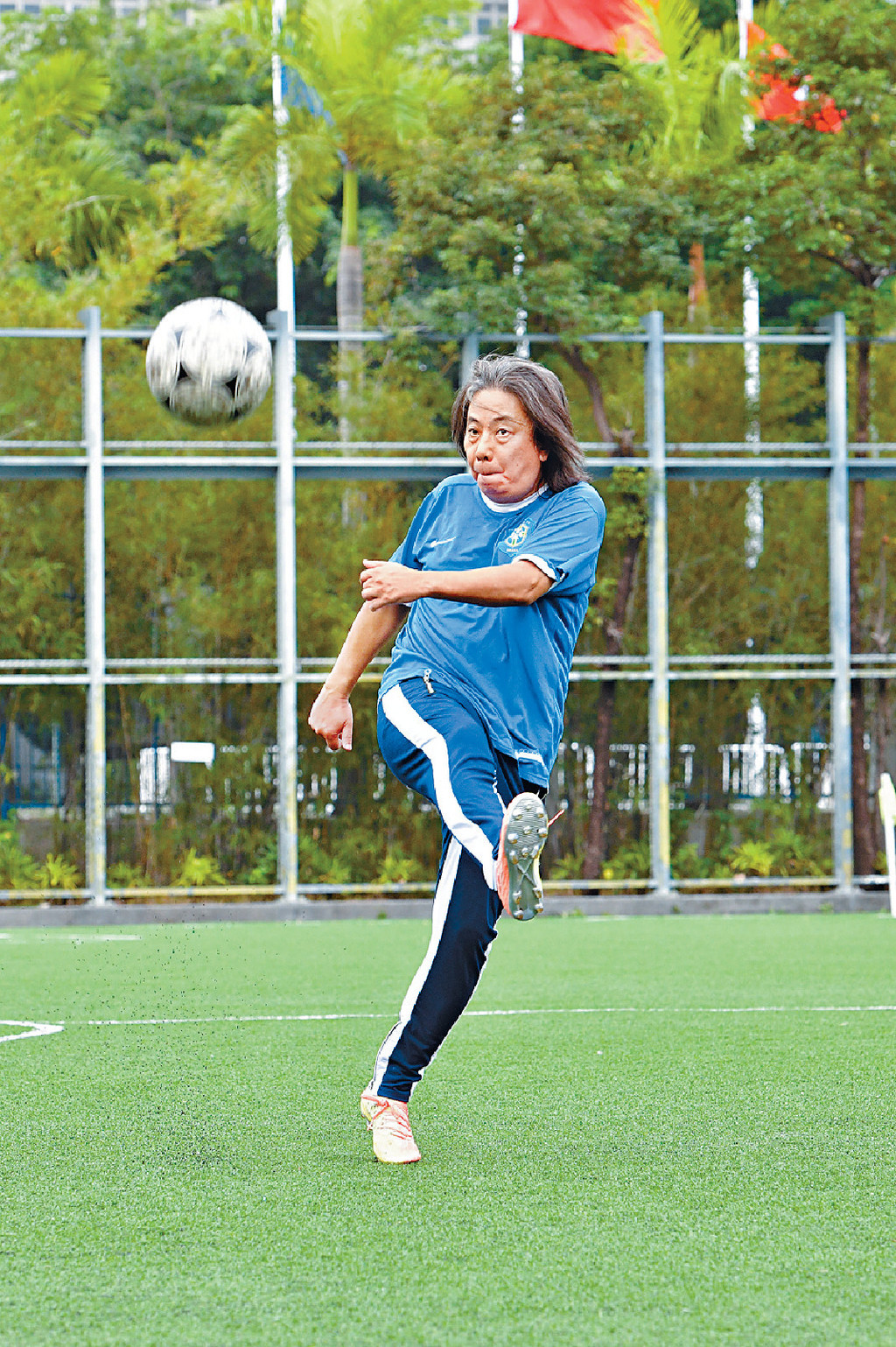 大腳一射
■大師雖然60有3，不論踢波定拍劇都有心有力。