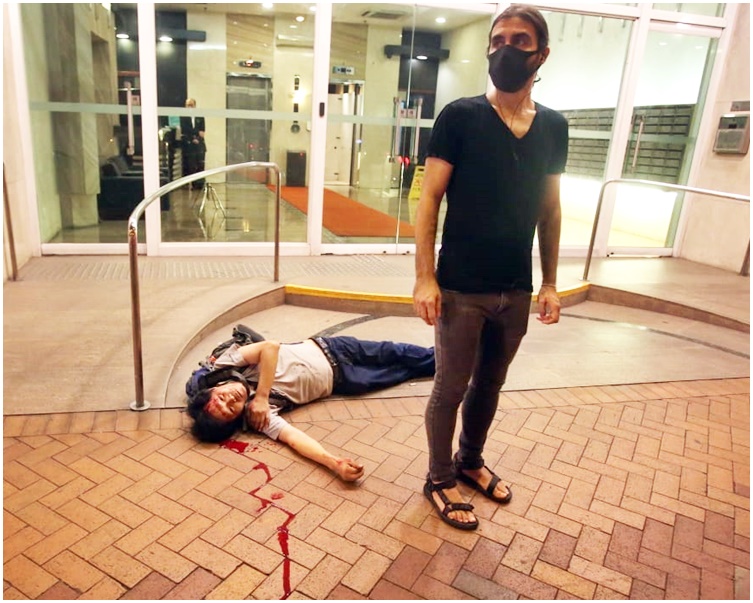 一度上前勸阻的戴口罩外籍男子(右)。
