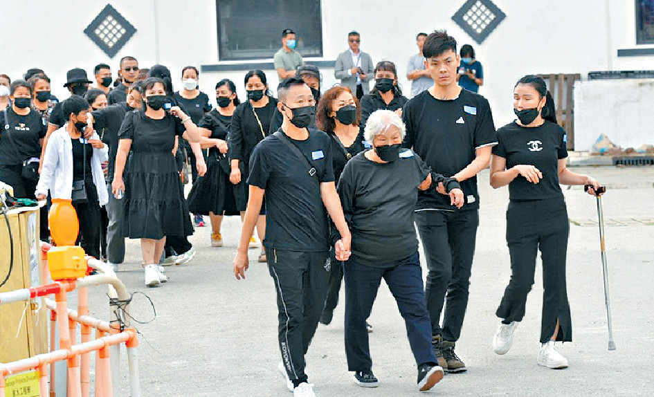 ■逾百位親友到場送別。