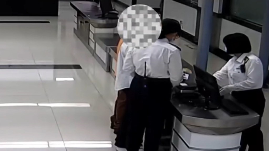 關員發現女子身上藏有4隻全新名表。海關發佈