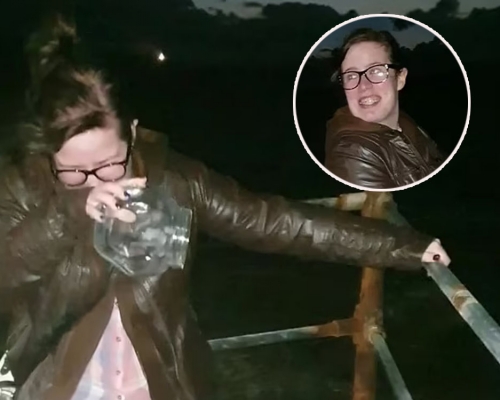 女兒海邊撒亡父骨灰, 怪風一吹滿嘴都是,逗得兩姊妹開懷大笑。