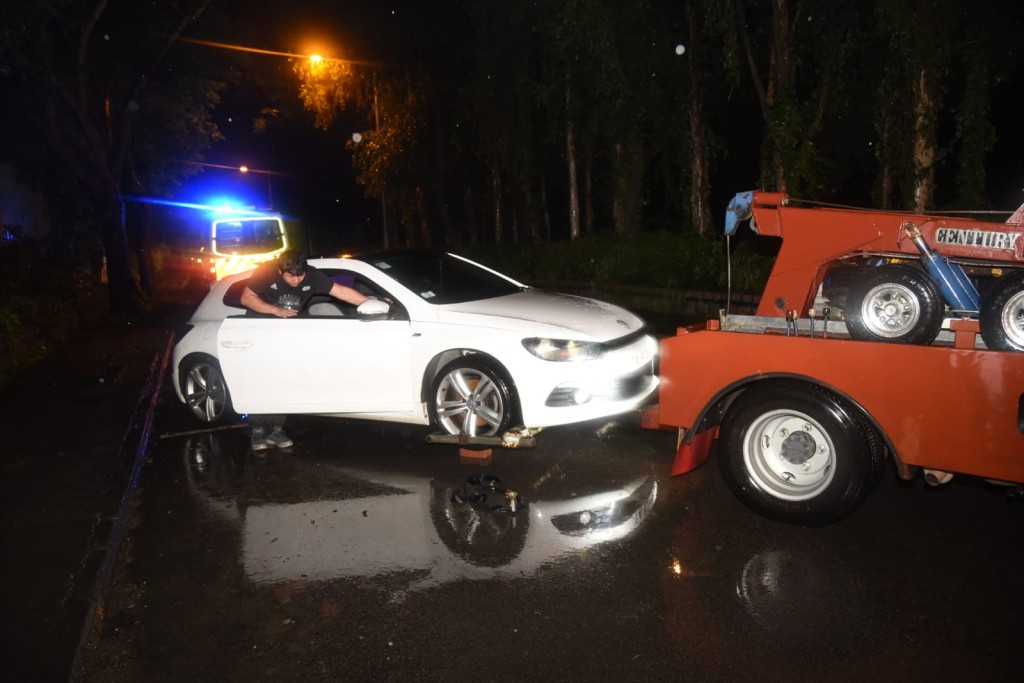 死火私家車等候由拖車拖走。