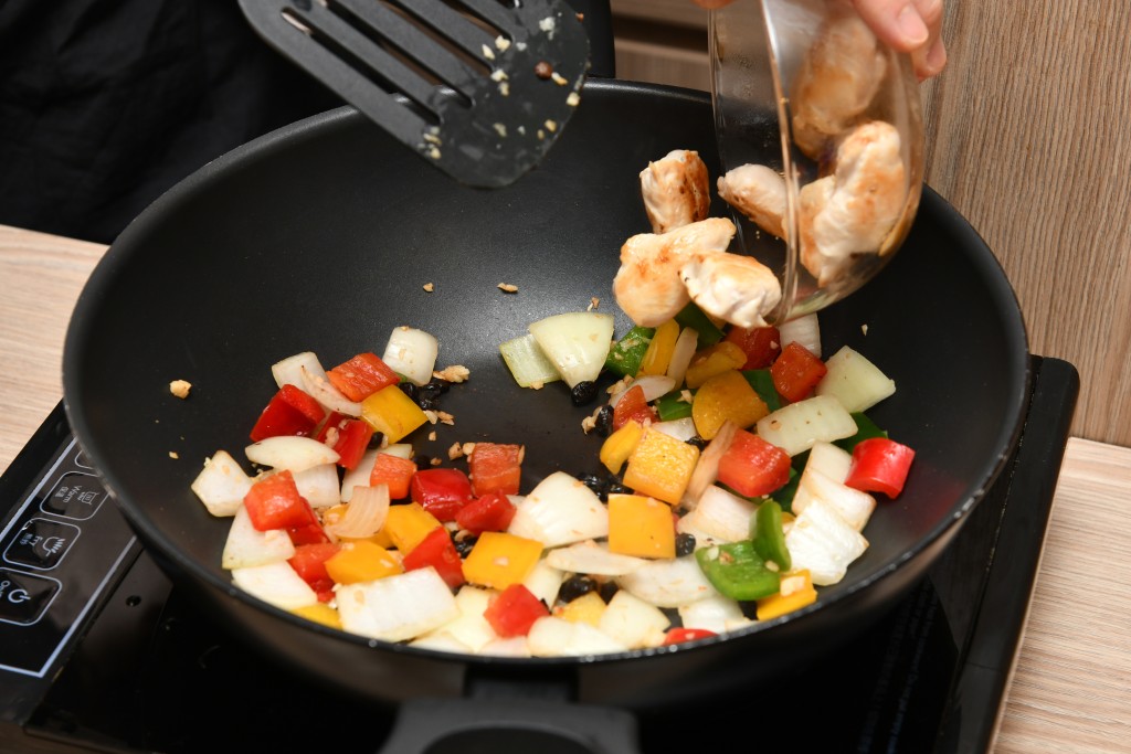 Step 7: 加入雞件炒勻。 Add the chicken pieces, stir well.