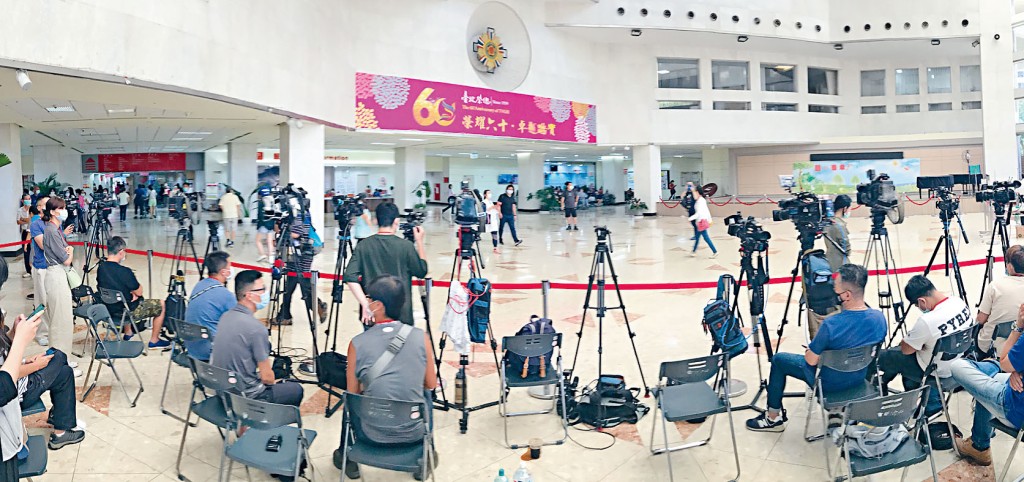 大批台灣媒體守候在醫院。