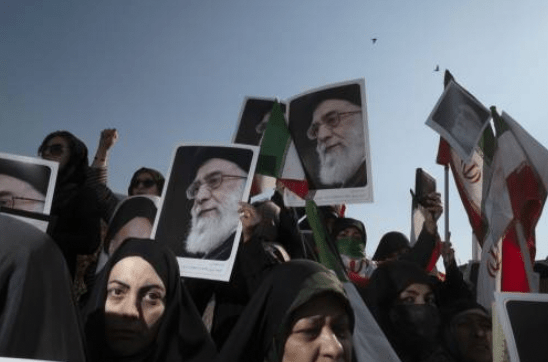 數以萬計的伊朗群眾上街示威，反對美國干預伊朗內政。法新社