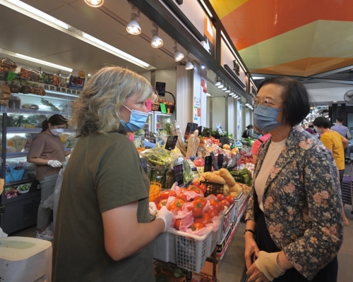 陳肇始上周到天水圍視察食環署天幕街市。
