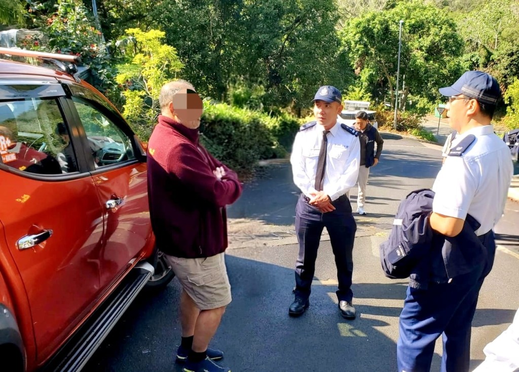 警方向鄉郊居民宣傳防罪意識。警方圖片