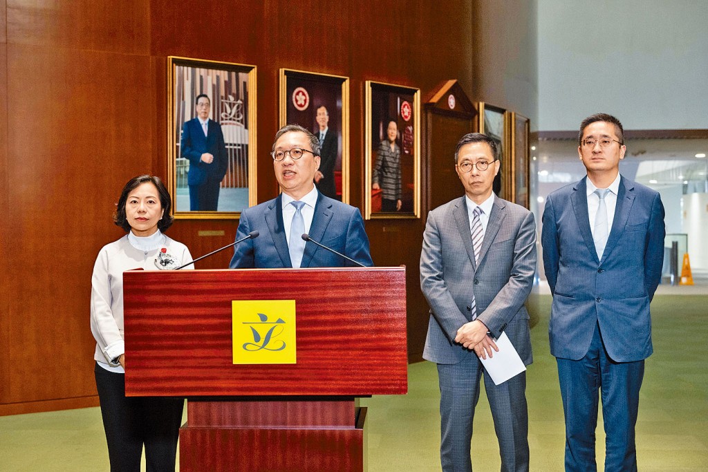 林定国（左二）表示，当局正了解部分人在无登记下，申请撤销登记的原因。