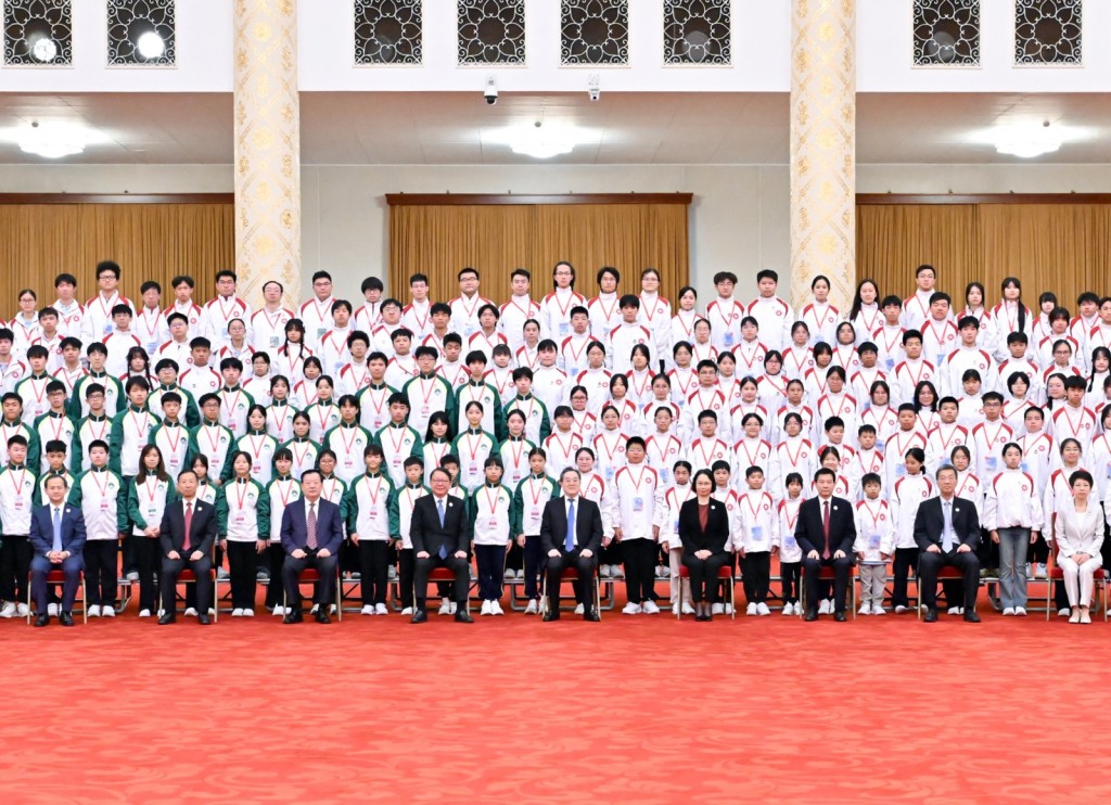 中共中央政治局常委、國務院副總理丁薛祥在北京人民大會堂接見「向國旗敬禮」港澳青少年升旗隊代表訪京團並合影留念。新華社 中共中央政治局常委、國務院副總理丁薛祥在北京人民大會堂接見「向國旗敬禮」港澳青少年升旗隊代表訪京團並合影留念。新華社