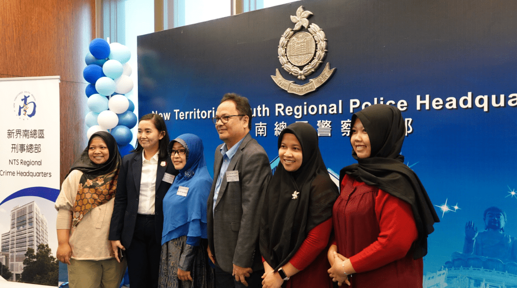 印尼駐香港總領事館經濟領事Mr. Slamet Nugroho(圖左四)與印傭合照。警方提供
