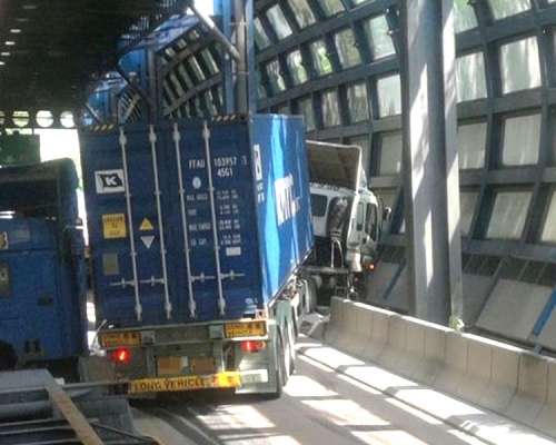 貨櫃車失控剷上石壆。
圖:網民Ho Yin NG‎屯門公路塞車關注組