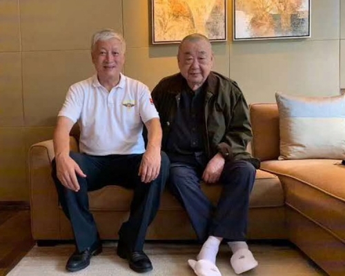 姬勝德(右)。