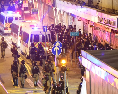 警方當晚在旺角拘捕數十人。資料圖片