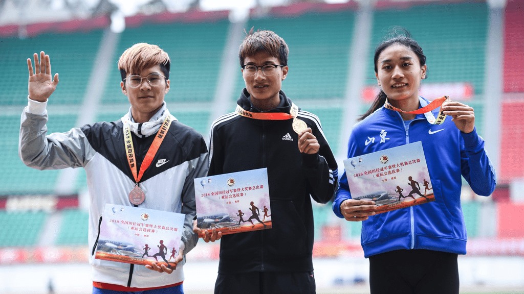 2017全国田径冠军赛暨大奖赛总决赛女子400米决赛中，湖南队选手童曾欢（中）以53秒53的成绩获得冠军。新华社