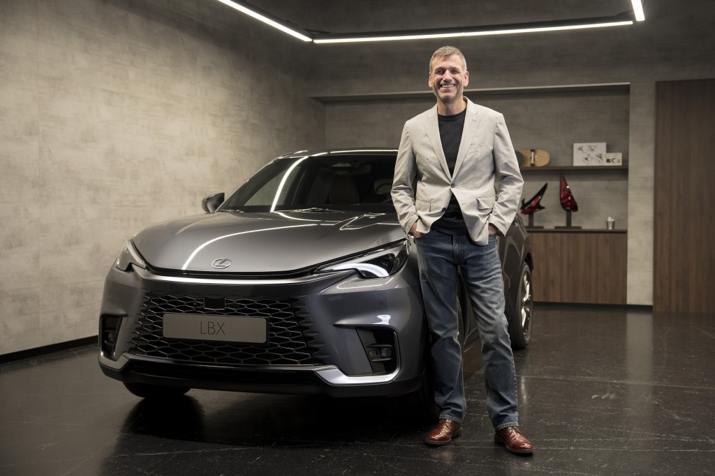 凌志首席品牌总监Simon Humphries在米兰向传媒解构新车理念。