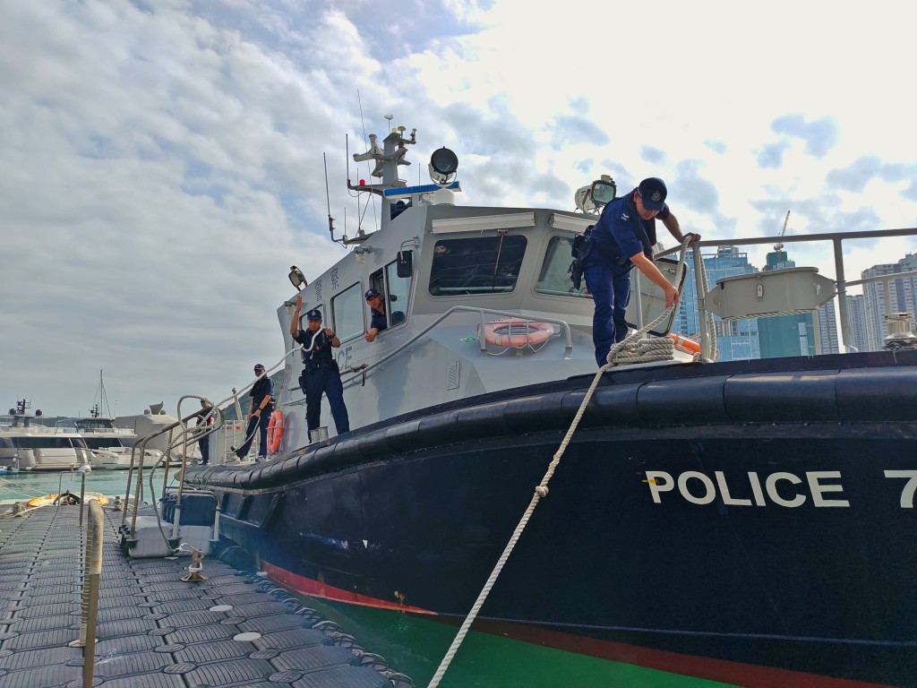水警的日常工作包括駕駛警輪在香港水域巡邏,肩負維護海上安全的重任。 水警的日常工作包括駕駛警輪在香港水域巡邏,肩負維護海上安全的重任。
