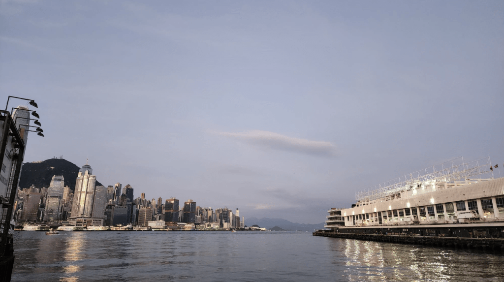 本港今早天氣稍涼，大部分地區氣溫較昨日低兩至三度。黎志偉攝