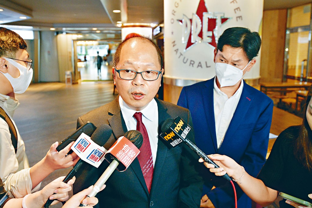 香港政府華員會秘書長蔡冠龍表示,希望政府給予合理調整以提振士氣。