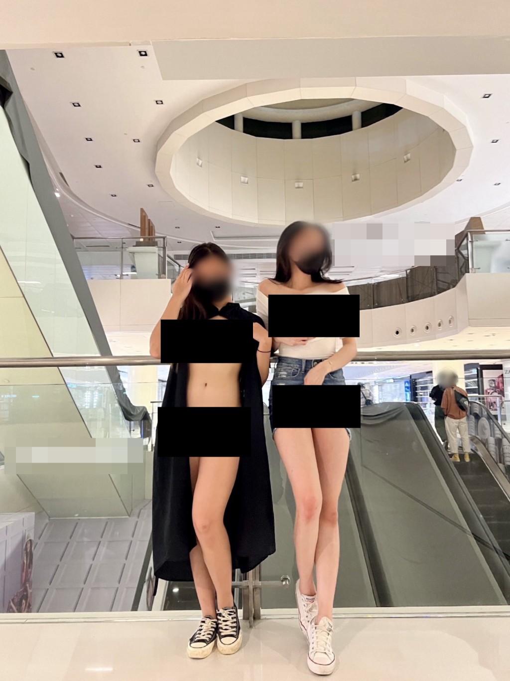 本港社交平台近年不断涌现这类港女在公众场所「露体」的相片