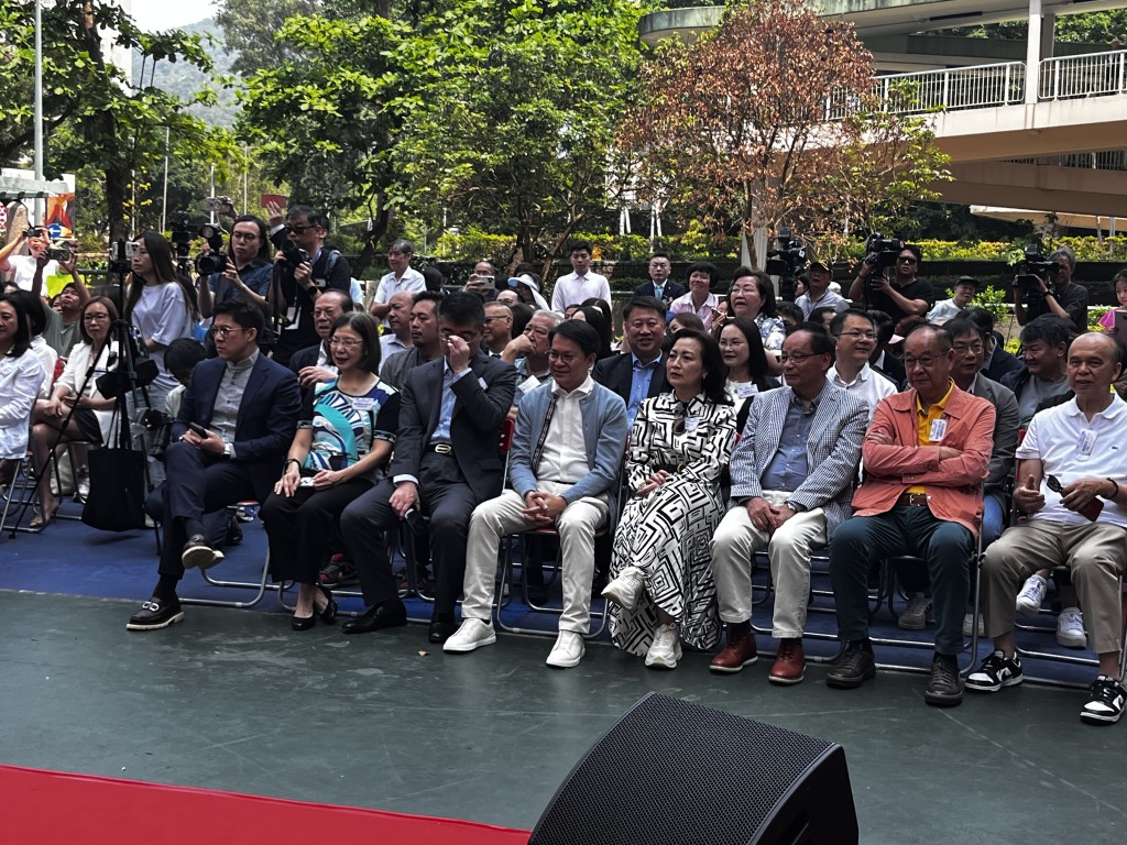 聯合辦事處開幕儀式出席嘉賓包括，政制及內地事務局局長謝小華、入境事務處處長郭俊峯、行會成員、民建聯主席、立法會議員陳克勤、港區全國人大代表、立法會議員陳振英、立法會議員簡慧敏等。